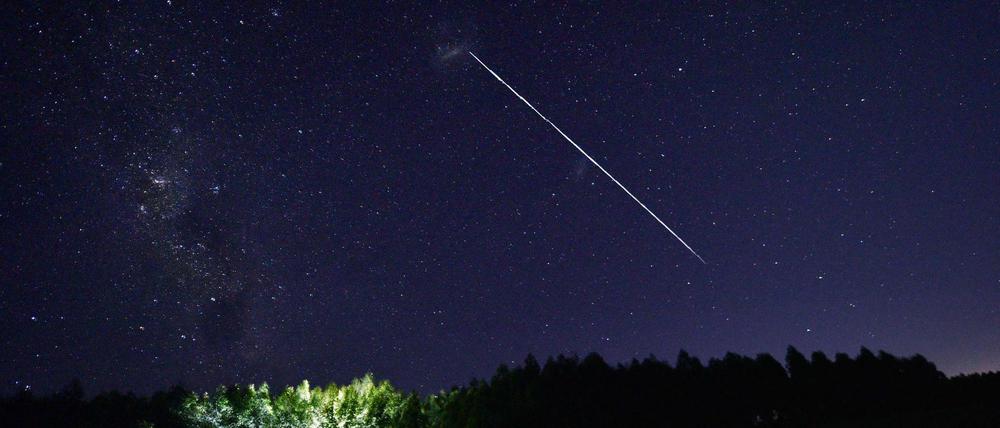 Ein Starlink-Satellit überfliegt Uruguay.