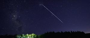 Ein Starlink-Satellit überfliegt Uruguay.