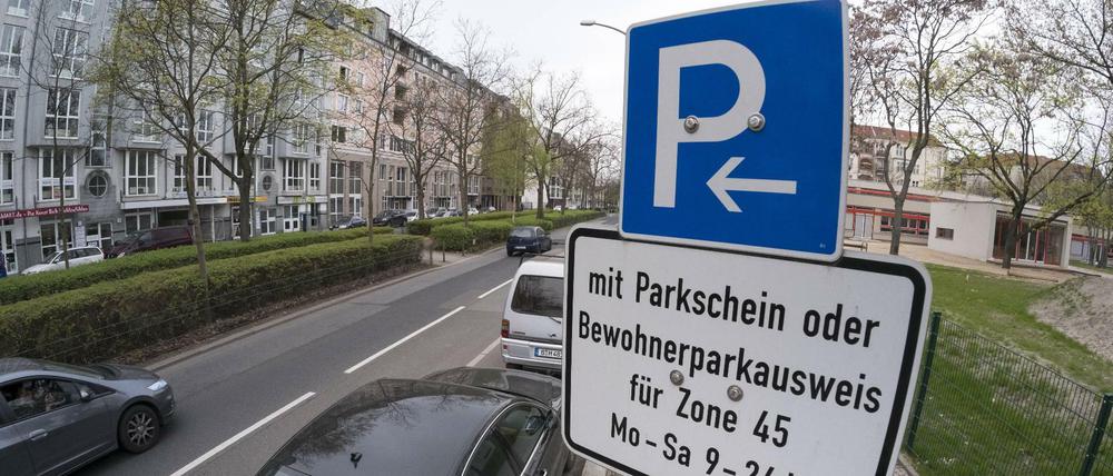 In Berlin sollen Anwohnerparkausweise deutlich teurer werden.