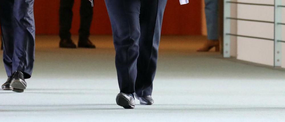 Angela Merkel trägt ein Paar schwarze Schuhe (Archivbild).