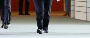 Angela Merkel trägt ein Paar schwarze Schuhe (Archivbild).