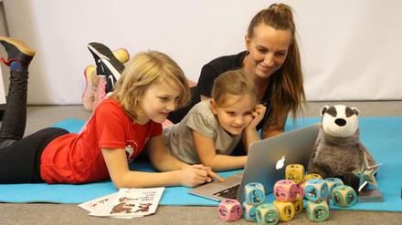 Würfeln macht die Familie fit: Die Spiel-Erfinderin und ihre zwei Töchter.
