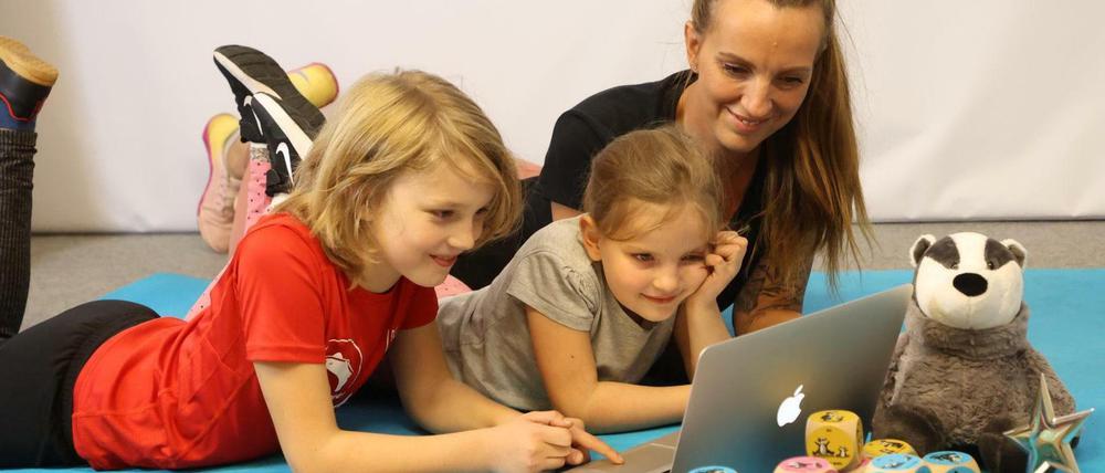 Würfeln macht die Familie fit: Die Spiel-Erfinderin und ihre zwei Töchter.