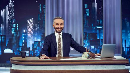 Moderator Jan Böhmermann am Arbeitsplatz beim ZDF.