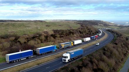 Lastwagen stehen in einer Schlange und warten darauf zum Hafen von Dover weiterfahren zu können.