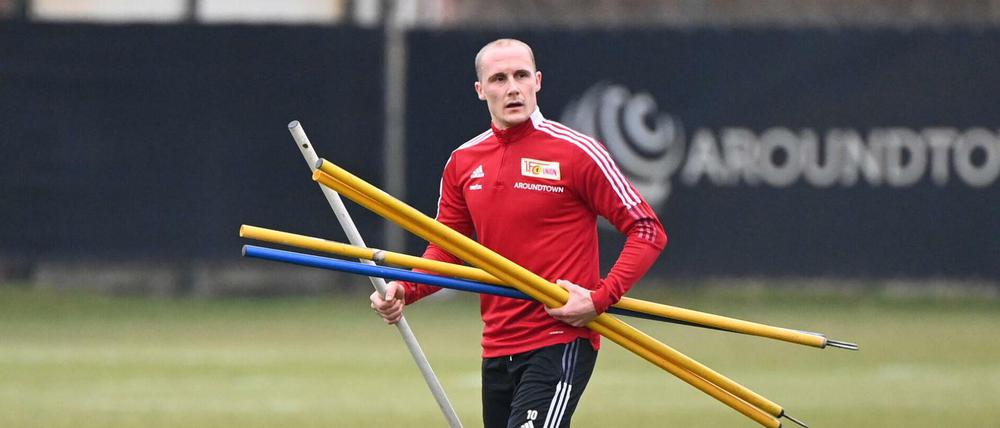 Sven Michel ist sich im Training nicht zu schade, um die Stangen wegzuräumen. 