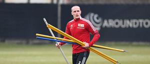 Sven Michel ist sich im Training nicht zu schade, um die Stangen wegzuräumen. 