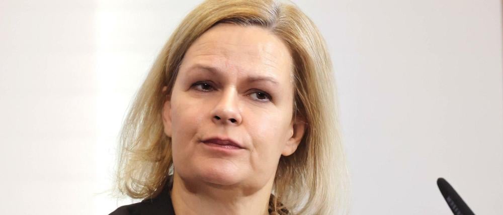 Bockig. Bundesinnenministerin Faeser sagt nicht, ob es ein Fehler war, einen Beitrag für eine radikal linke Zeitschrift zu schreiben