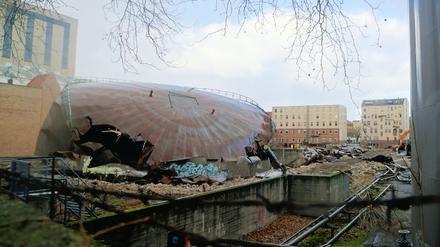 In sich zusammengesunkener Öltank am Heizkraftwerk Charlottenburg.