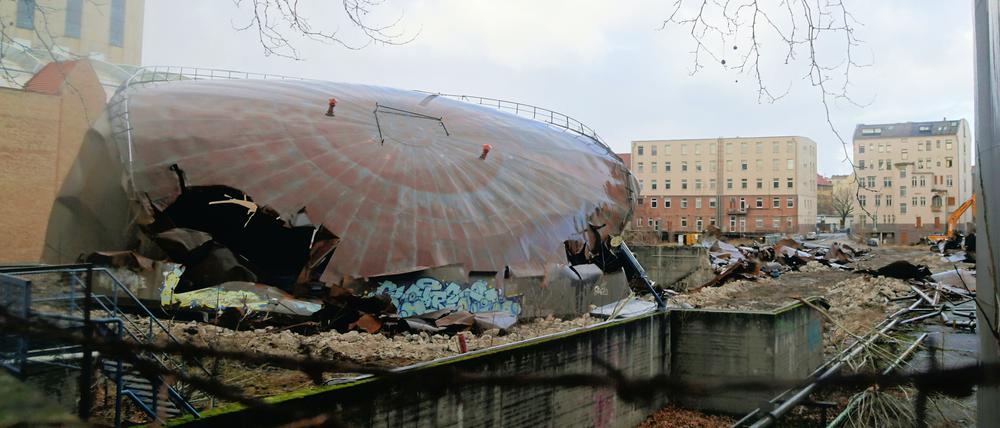 In sich zusammengesunkener Öltank am Heizkraftwerk Charlottenburg.