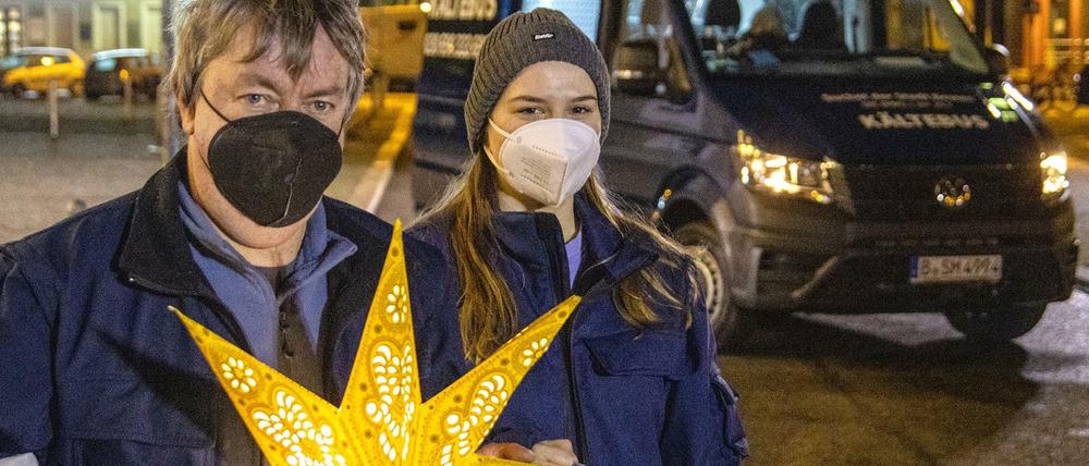 Kältebus-Fahrer Matthias Spreemann und Mitarbeiterin Annike Ciupka vor dem neuen Kältebus.