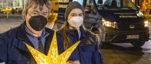 Kältebus-Fahrer Matthias Spreemann und Mitarbeiterin Annike Ciupka vor dem neuen Kältebus.