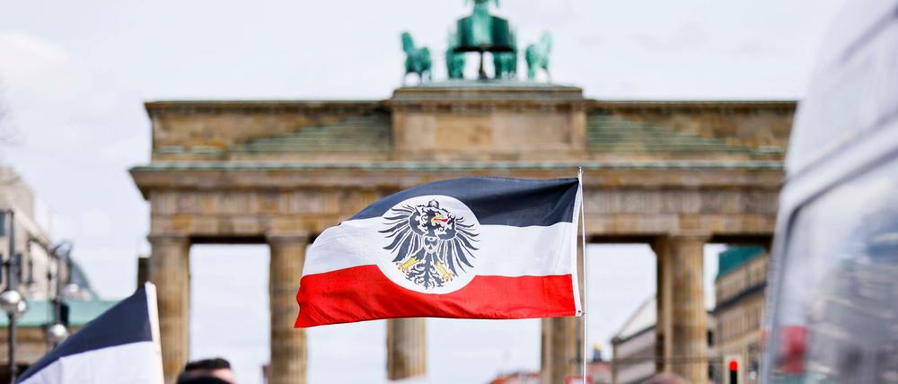Fanatisch und aggressiv. Reichsbürger halten die Bundesrepublik für inexistent und wollen eine Neuauflage des deutschen Reiches. Bei Corona-Demonstrationen, hier in Berlin, mischen sie mit.