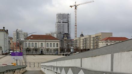 Dunkle Wolken über Potdsam. Baustelle am Garnisonkirchturm in der Breiten Straße..