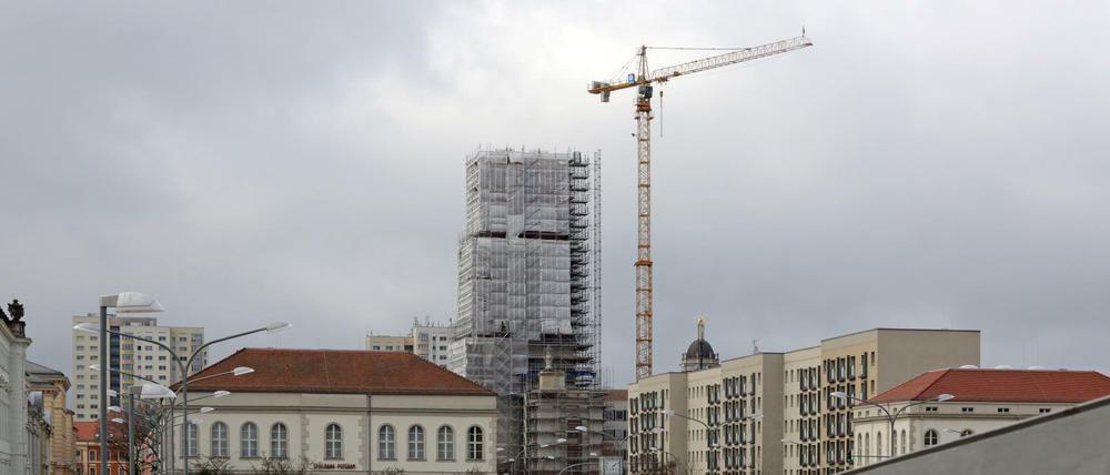 Dunkle Wolken über Potdsam. Baustelle am Garnisonkirchturm in der Breiten Straße..