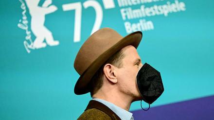 Festgeklebte Maske: Wie Schauspieler Alexander Scheer geht es unserem Autor auch schon.