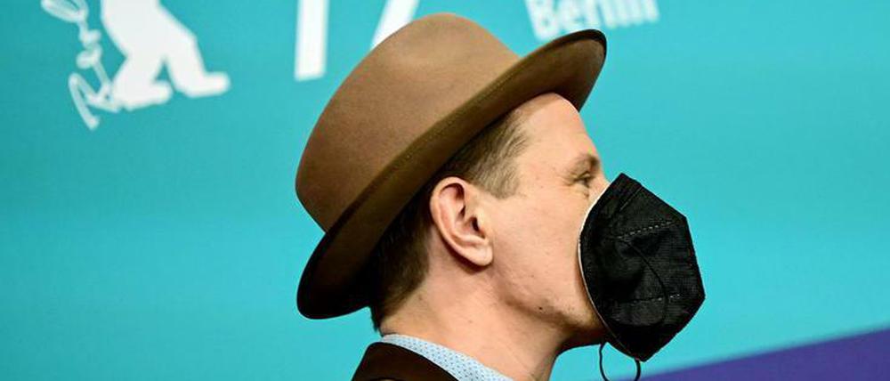 Festgeklebte Maske: Wie Schauspieler Alexander Scheer geht es unserem Autor auch schon.