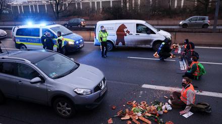 Aktivist:innen bei Blockade der Stadtautobahn am 4. Februar.