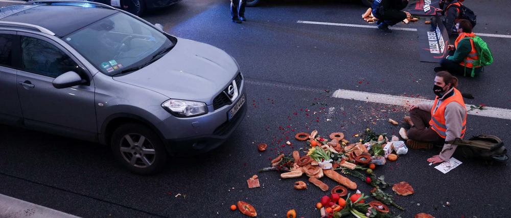Aktivist:innen bei Blockade der Stadtautobahn am 4. Februar.
