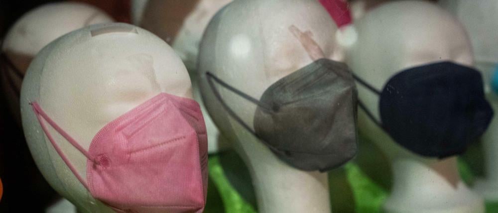 Bei den Schaufensterpuppen sitzen die Masken dicht am Gesicht.