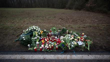 Blumen und Kerzen stehen an dem Tatort, an dem zwei Polizeibeamte bei einer Verkehrskontrolle erschossen wurden.