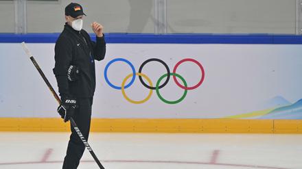 Bundestrainer Toni Söderholm verfolgt das Training im Nationalen Hallenstadion in Peking. 