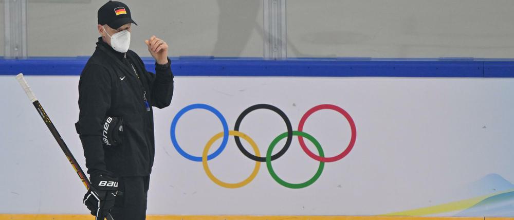 Bundestrainer Toni Söderholm verfolgt das Training im Nationalen Hallenstadion in Peking.