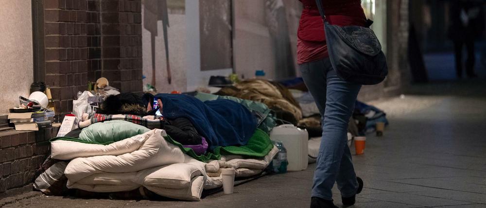 Die meisten Obdachlosen leben auf der Straße. Ein paar kommen aber auch bei Freunden oder anderen Menschen vorübergehend unter.