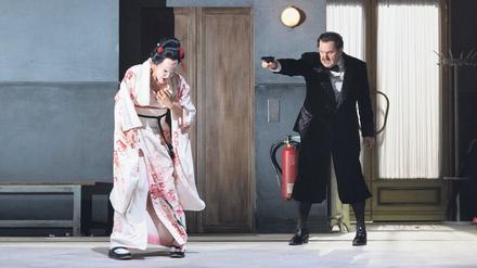 Goodbye, Butterfly: Marlis Petersen als Emilia Marty und Ludovit Ludha als Albert Gregor. 