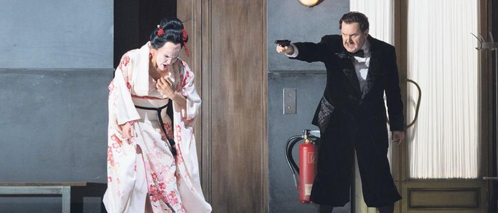 Goodbye, Butterfly: Marlis Petersen als Emilia Marty und Ludovit Ludha als Albert Gregor. 
