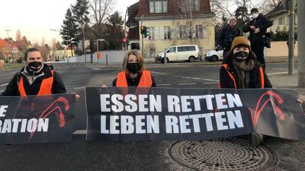 Die zwölfjährige Lilli (Mitte) beteiligte sich am Montagmorgen an der Autobahn-Blockden in Berlin.
