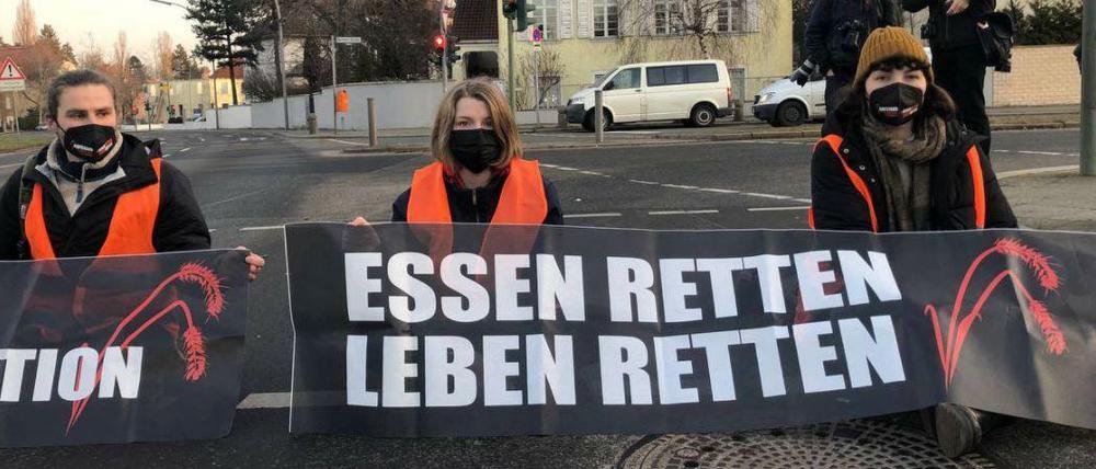 Die zwölfjährige Lilli (Mitte) beteiligte sich am Montagmorgen an der Autobahn-Blockden in Berlin.
