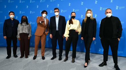 Die Bären-Jury der 72. Berlinale (v.l.): Regisseur Ryusuke Hamaguchi, Autorin Tsitsi Dangarembga, Produzent Said Ben Said, Regisseurin Anne Zohra Berrached, Schauspielerin Connie Nielsen, Regisseur Karim Aïnouz. 