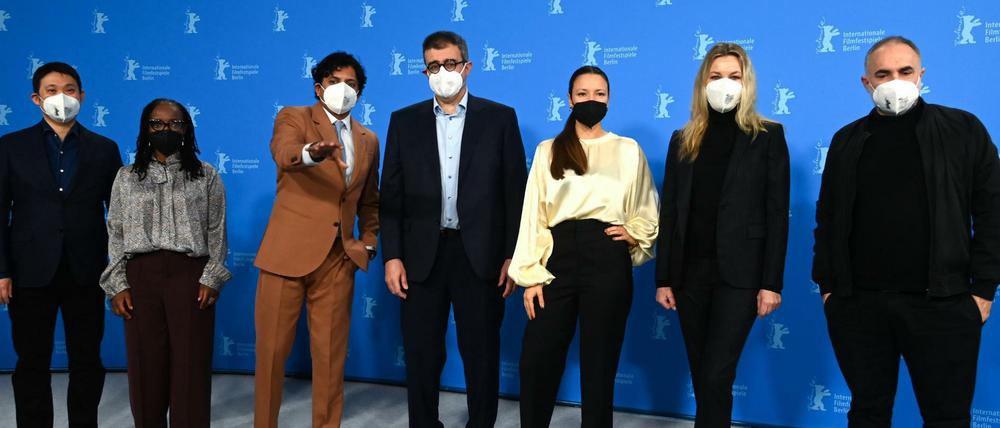 Die Bären-Jury der 72. Berlinale (v.l.): Regisseur Ryusuke Hamaguchi, Autorin Tsitsi Dangarembga, Produzent Said Ben Said, Regisseurin Anne Zohra Berrached, Schauspielerin Connie Nielsen, Regisseur Karim Aïnouz.