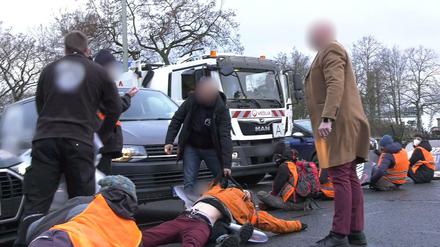Klimaschützer blockieren mit dem Slogan «Essen retten» die Abfahrt der Berliner Stadtautobahn A100 unweit des ICC.