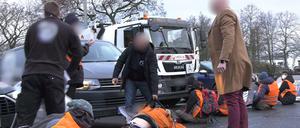 Klimaschützer blockieren mit dem Slogan «Essen retten» die Abfahrt der Berliner Stadtautobahn A100 unweit des ICC.