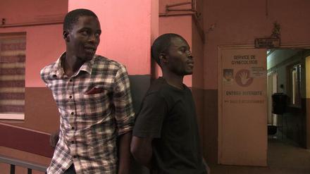 Nestor Ngbandi Ngouyou und Aaron Koyasoukpengo in Rafiki Farialas "We, Students!".