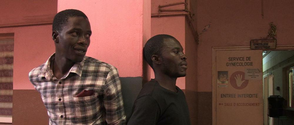 Nestor Ngbandi Ngouyou und Aaron Koyasoukpengo in Rafiki Farialas "We, Students!".