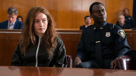 Die Netflix-Serie zeigt, wie die Hochstaplerin Anna Sorokin (Julia Garner) die New Yorker Society abzockte. Sie kündigt Enthüllungen an.