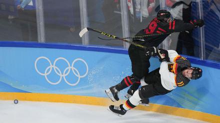 Auf den Check von Eric O'Dell gegen Marco Nowak folgt das 1:0 für die Kanadier.