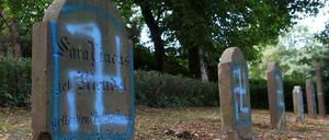 Hass ohne Ende. Die Zahl der antisemitischen Straftaten ist auch 2021 stark gestiegen. Zudem sind vier Todesopfer zu beklagen. Im Bild eine frühere Schändung eines jüdischen Friedhofs in Mecklenburg.