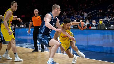 Maodo Lo (rechts) lieferte sich mit Alba Berlin ein enges Spiel gegen Zenit St. Petersburg (Andrey Zubkov).