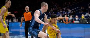 Maodo Lo (rechts) lieferte sich mit Alba Berlin ein enges Spiel gegen Zenit St. Petersburg (Andrey Zubkov).