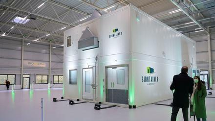 Der Impfstoffhersteller Biontech präsentiert den "BioNtainers", eine mobile Einheit zur Herstellung des Vakzins.