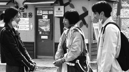 Die Schriftstellerin Jun-hee (Lee Hye-young, mitte) möchte mit der Schauspielerin Kil-soo (Kim Min-hee) einen Film drehen, um ihre Schreibblockade zu überwinden.