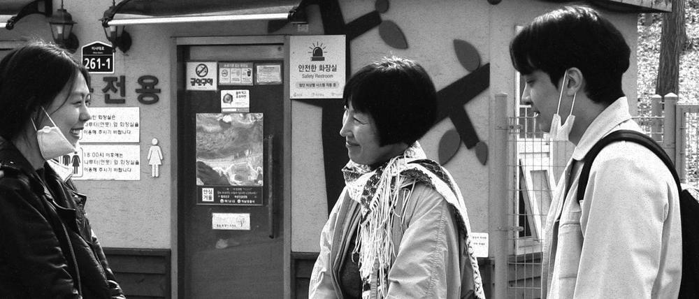 Die Schriftstellerin Jun-hee (Lee Hye-young, mitte) möchte mit der Schauspielerin Kil-soo (Kim Min-hee) einen Film drehen, um ihre Schreibblockade zu überwinden.