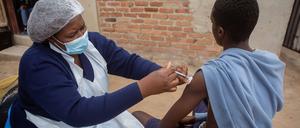 Harare, Simbabwe: Eine Krankenschwester verabreicht einem jungen Mann eine Corona-Impfung.