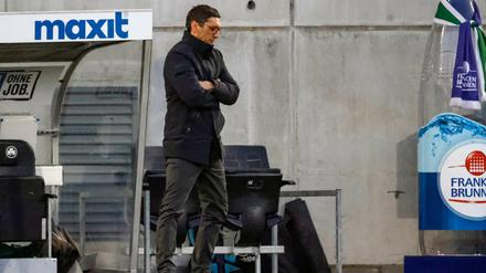 Pleite in Fürth. Der Berliner Trainer Tayfun Korkut wendet sich enttäuscht ab. 