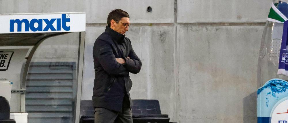 Pleite in Fürth. Der Berliner Trainer Tayfun Korkut wendet sich enttäuscht ab.