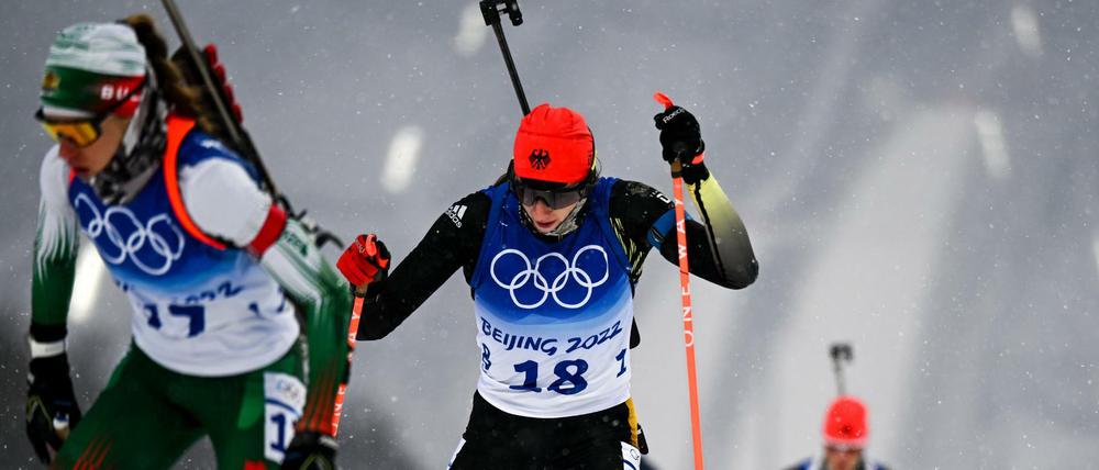 In der Verfolgung über 10 km verpassten die deutschen Biathletinnen erneut eine Medaille. Vanessa Voigt (2.v.l.) war beste Deutsche und kam als Zwölfte ins Ziel.